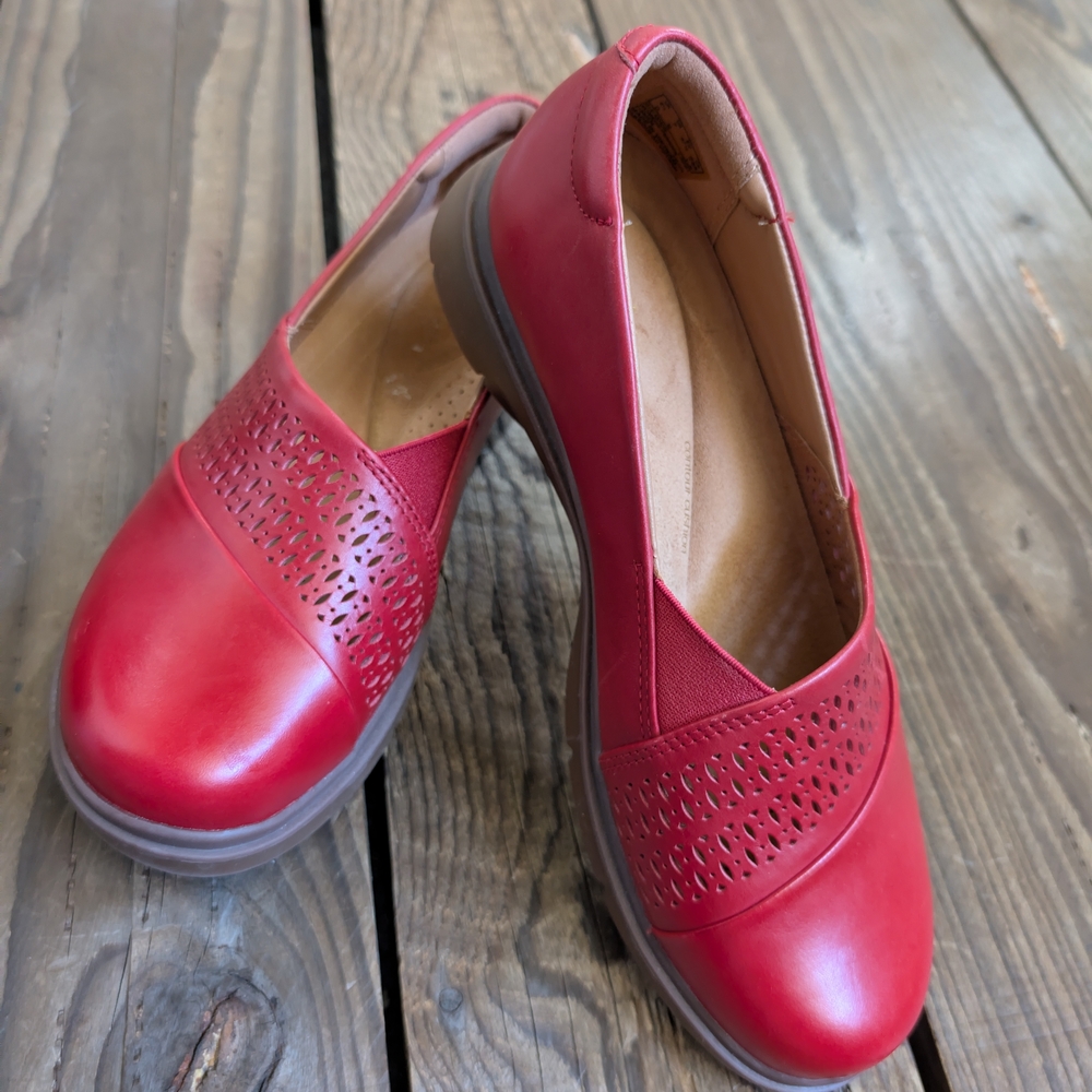 NWOT Clarks Women's Red Laser-Cut Clogs 7.5